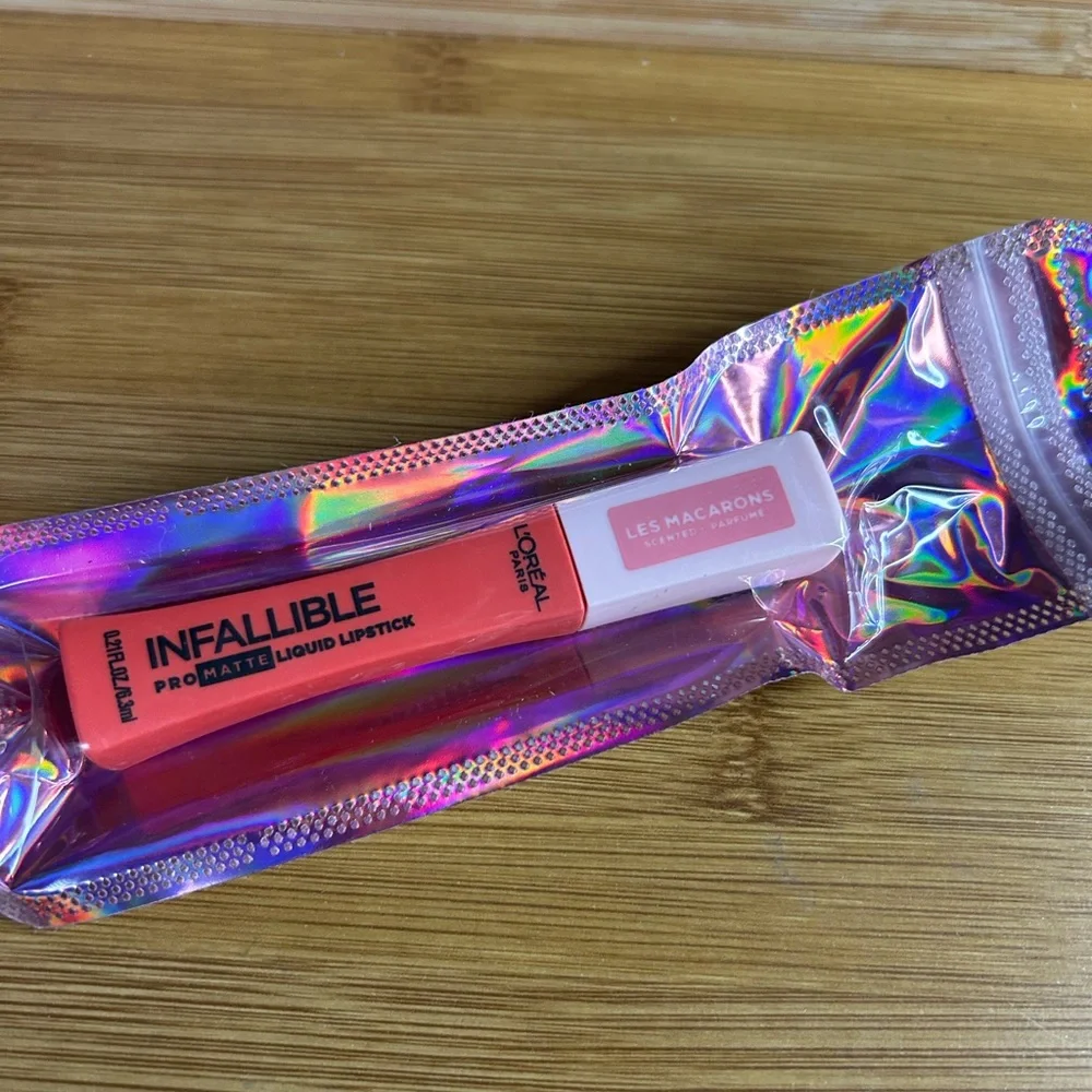 L'Oreal Les Macarons Pro Matte Liquid Lipstick - Vibrant Coral